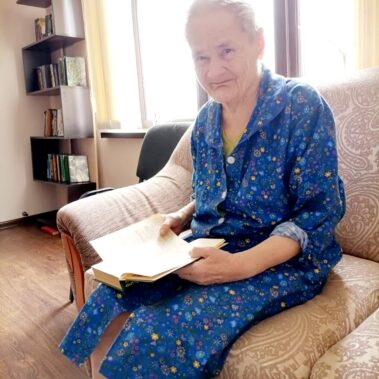 бабушка с книгой